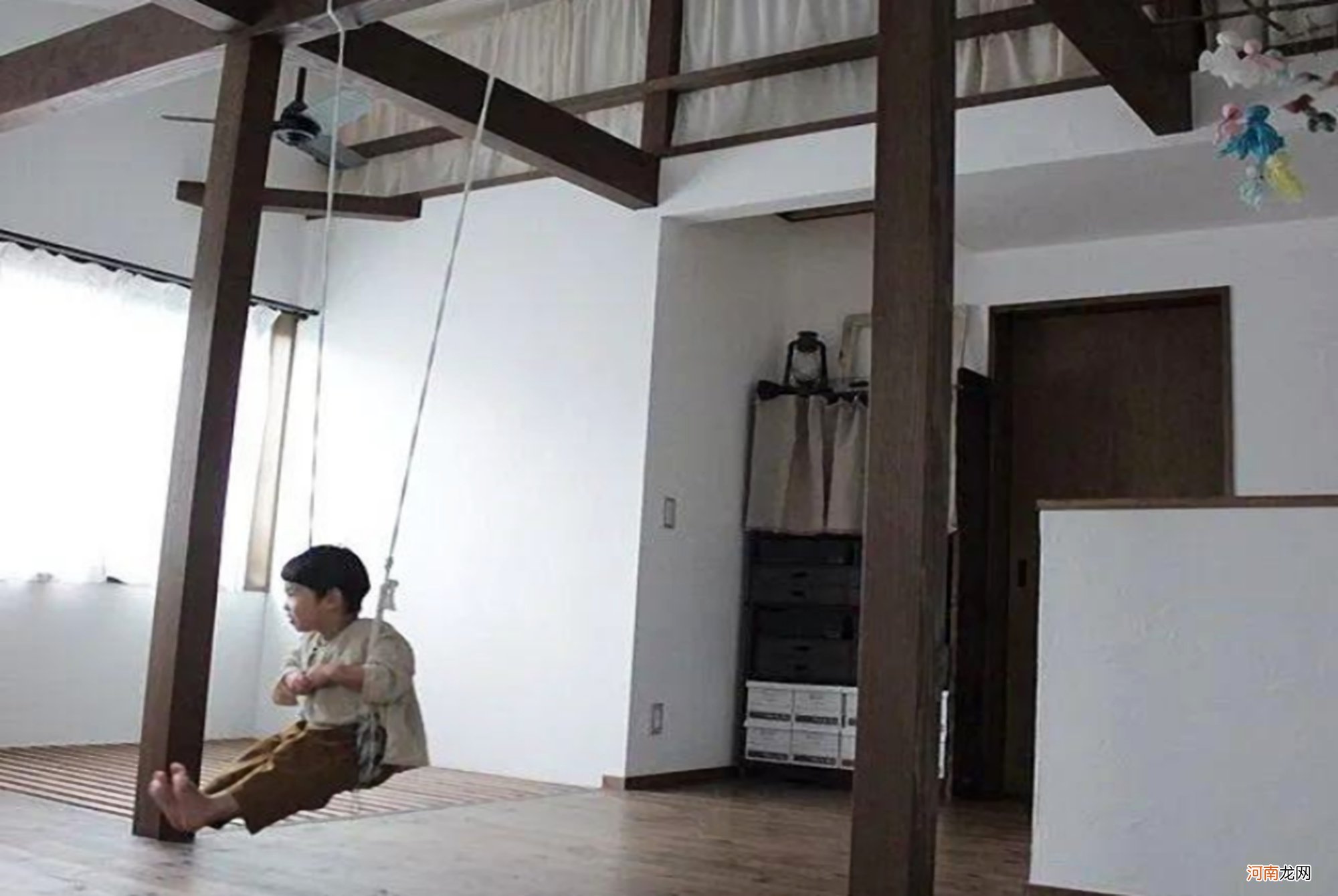 日本宝妈将客厅改成儿童区，把电视换成秋千，真佩服她的教育方法