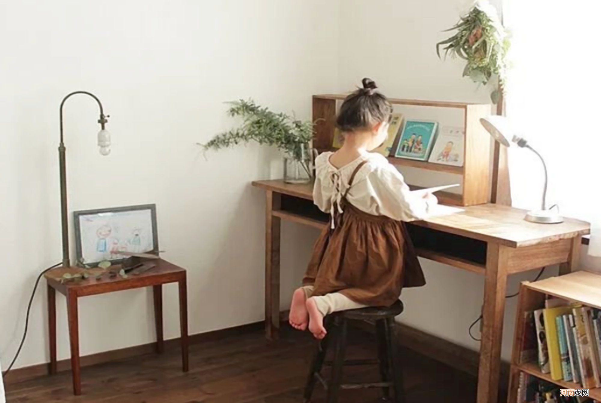日本宝妈将客厅改成儿童区，把电视换成秋千，真佩服她的教育方法