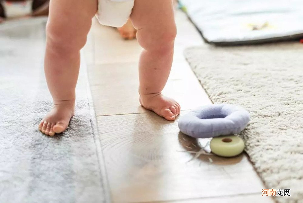 牵着宝宝学走路，不仅费力对宝宝还不好，想正确学走路这点很重要