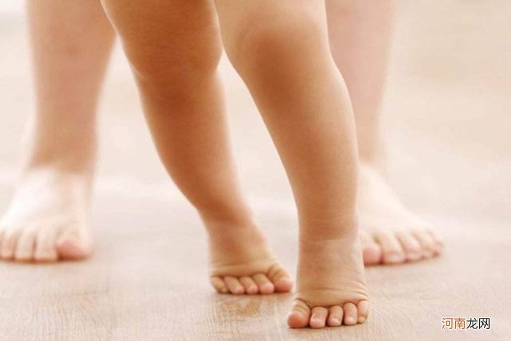 牵着宝宝学走路，不仅费力对宝宝还不好，想正确学走路这点很重要
