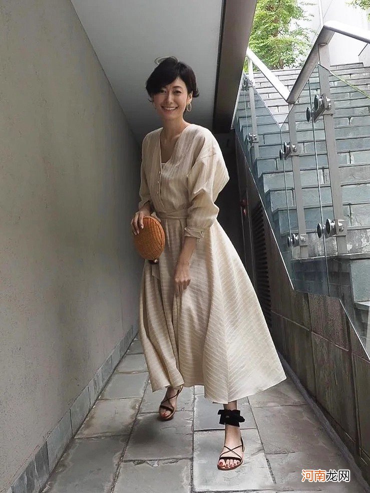 50岁女人的优雅穿搭，日本大龄博主的搭配示范，时髦减龄又显气质