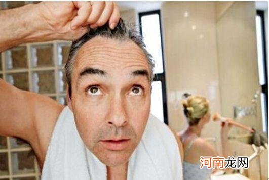 中年人有白发最好别“染发”，试试这几种精干的发型，减龄又年轻