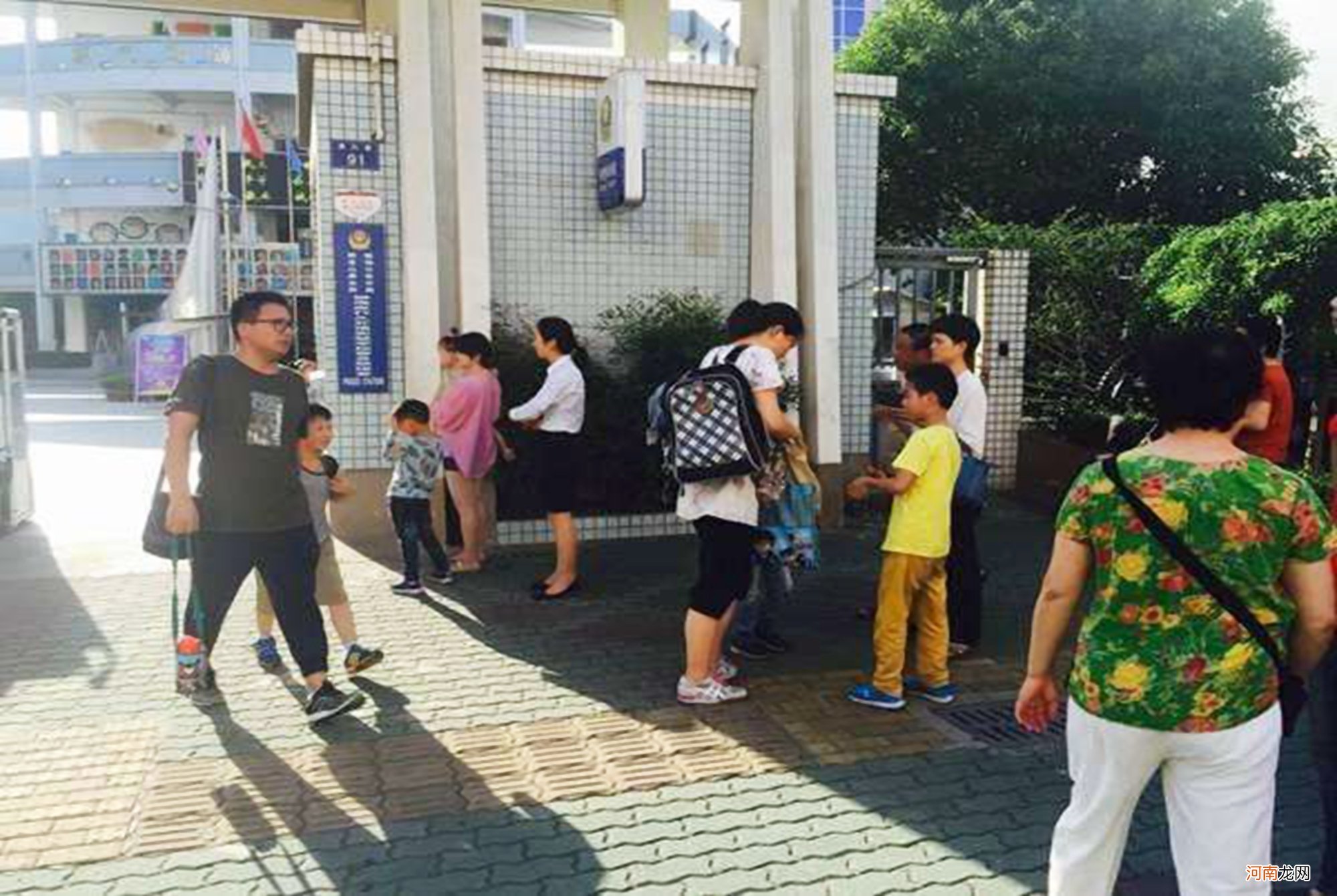 接娃时间也有“鄙视链”?高月薪的父母比较靠后,现在的家长好难