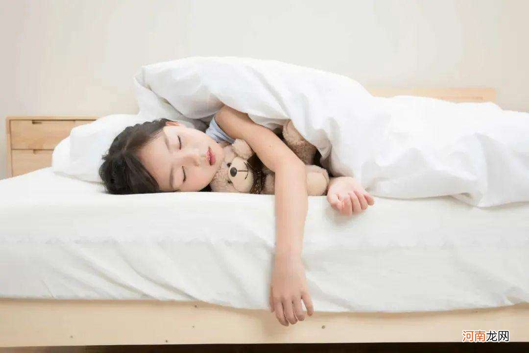 你还在强迫孩子“分房睡”？孩子有这几种表现时，才是最佳时机
