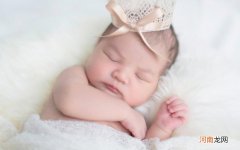宝宝什么时候才能用枕头 婴儿几个月枕枕头合适