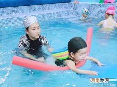 夏日游泳孩子要学会保护自己