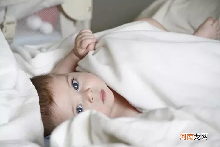婴儿一晚上醒几次正常？0-1岁宝宝睡眠需求表，父母可自查