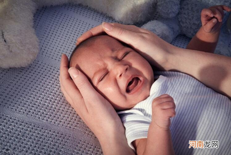 婴儿一晚上醒几次正常？0-1岁宝宝睡眠需求表，父母可自查