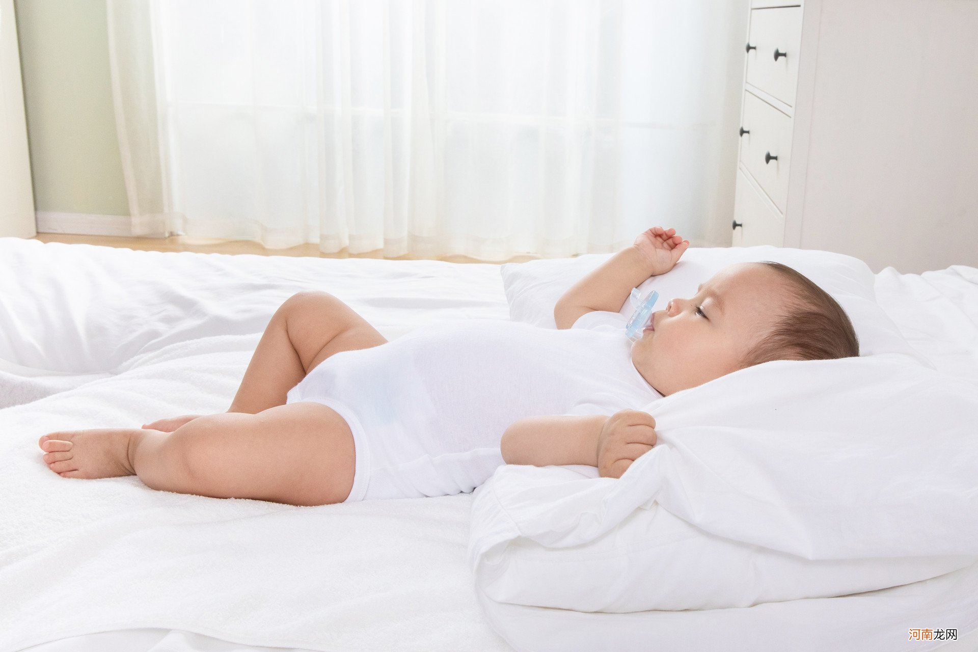 婴儿一晚上醒几次正常？0-1岁宝宝睡眠需求表，父母可自查