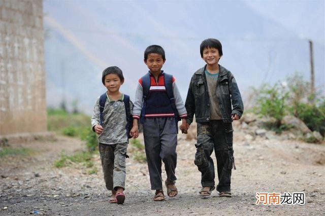 一家人挤一个房间，坚持生二胎，网友：勇气可嘉！拿啥养孩子？