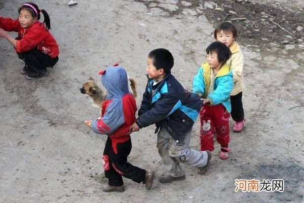 一家人挤一个房间，坚持生二胎，网友：勇气可嘉！拿啥养孩子？