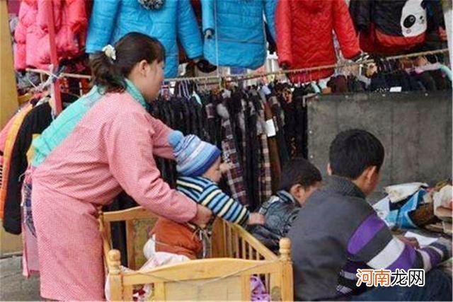 一家人挤一个房间,坚持生二胎,网友:勇气可嘉!拿啥养孩子?