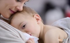 宝宝吃奶量减少是在怎么回事 婴儿吃奶量少是什么原因