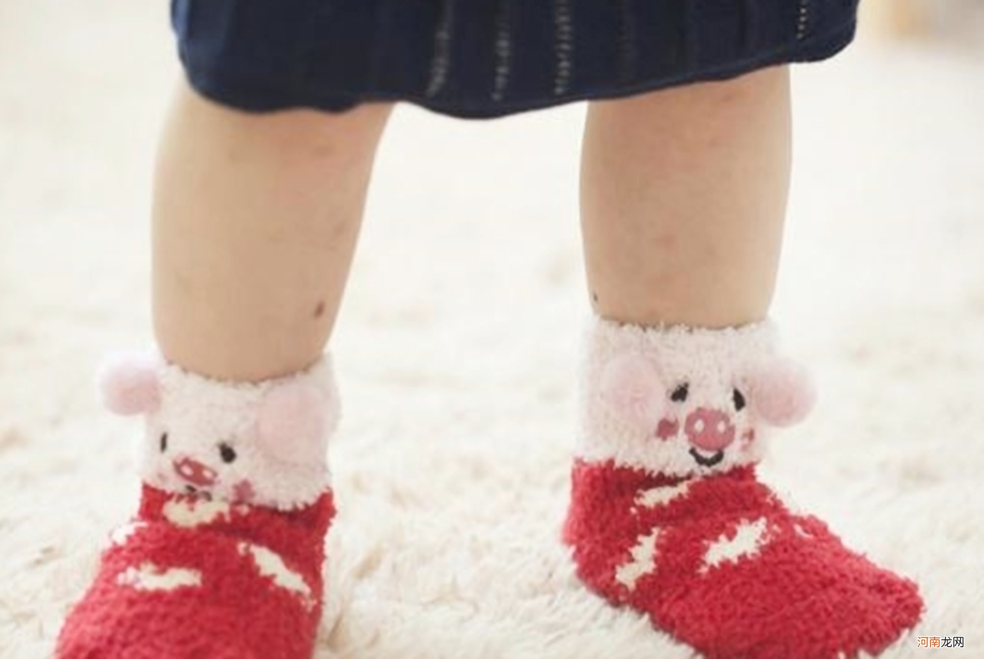 宝宝“脱袜子”的爱好是共性吗？宝宝光脚会上瘾，宝妈要读懂原因