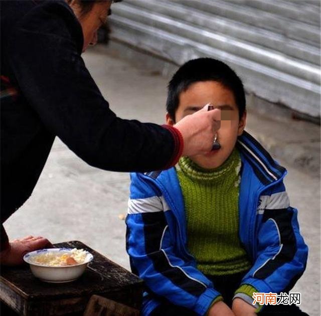 越是穷的家庭，越爱让孩子吃“这碗饭”，晚年孩子不孝顺是自找的