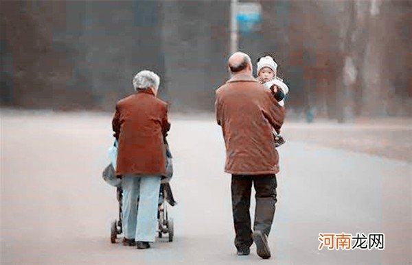 典型的中国式悲哀：给儿女带孩子的老人们从不被重视