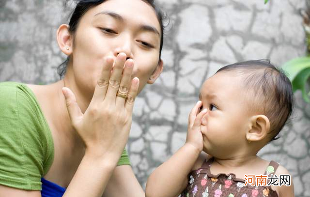 孩子分离焦虑，奶奶抱其玩失踪，第一次离别，父母该如何说再见