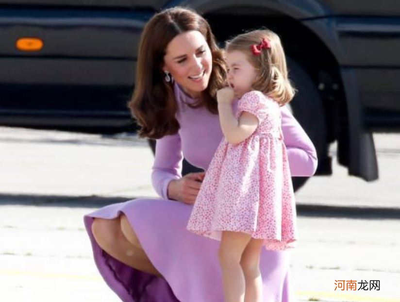 王妃带娃:戴安娜光脚穿裙子参加哈里学校活动,凯特穿高跟鞋追娃