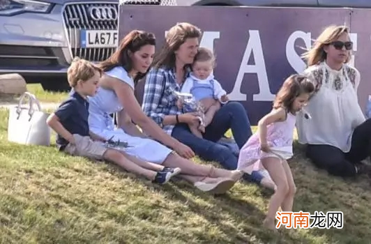 王妃带娃:戴安娜光脚穿裙子参加哈里学校活动,凯特穿高跟鞋追娃