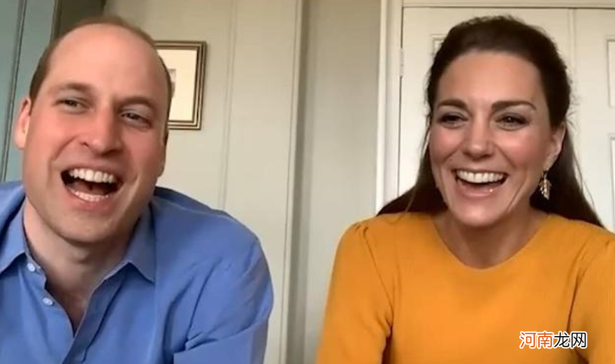 王妃带娃:戴安娜光脚穿裙子参加哈里学校活动,凯特穿高跟鞋追娃