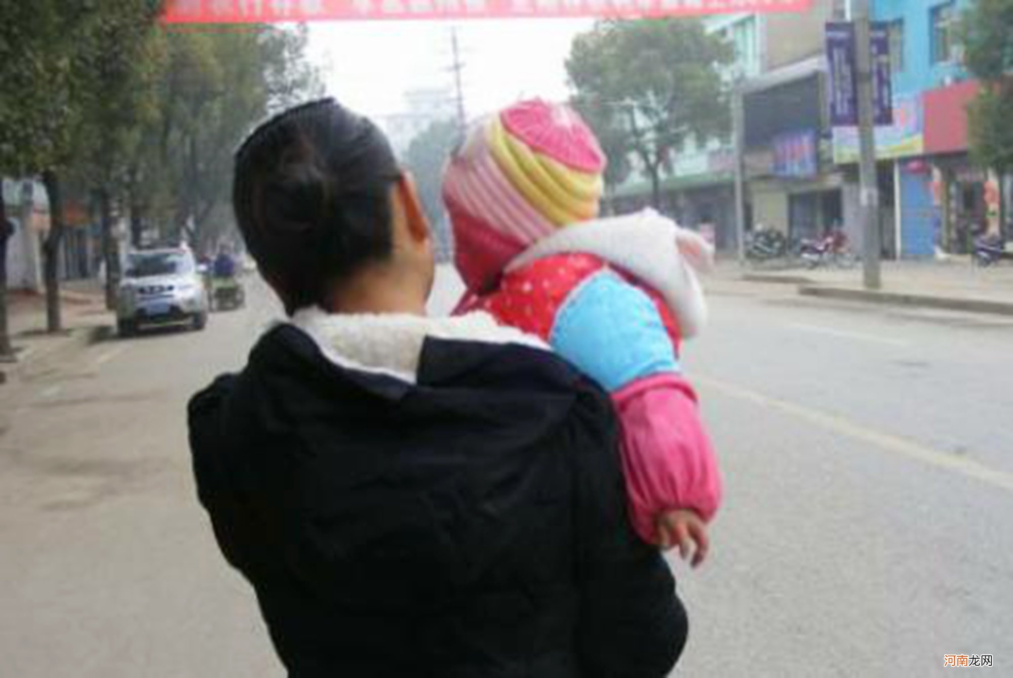 为啥孩子越大越粘人，“求抱抱”背后的原因，让妈妈不忍拒绝