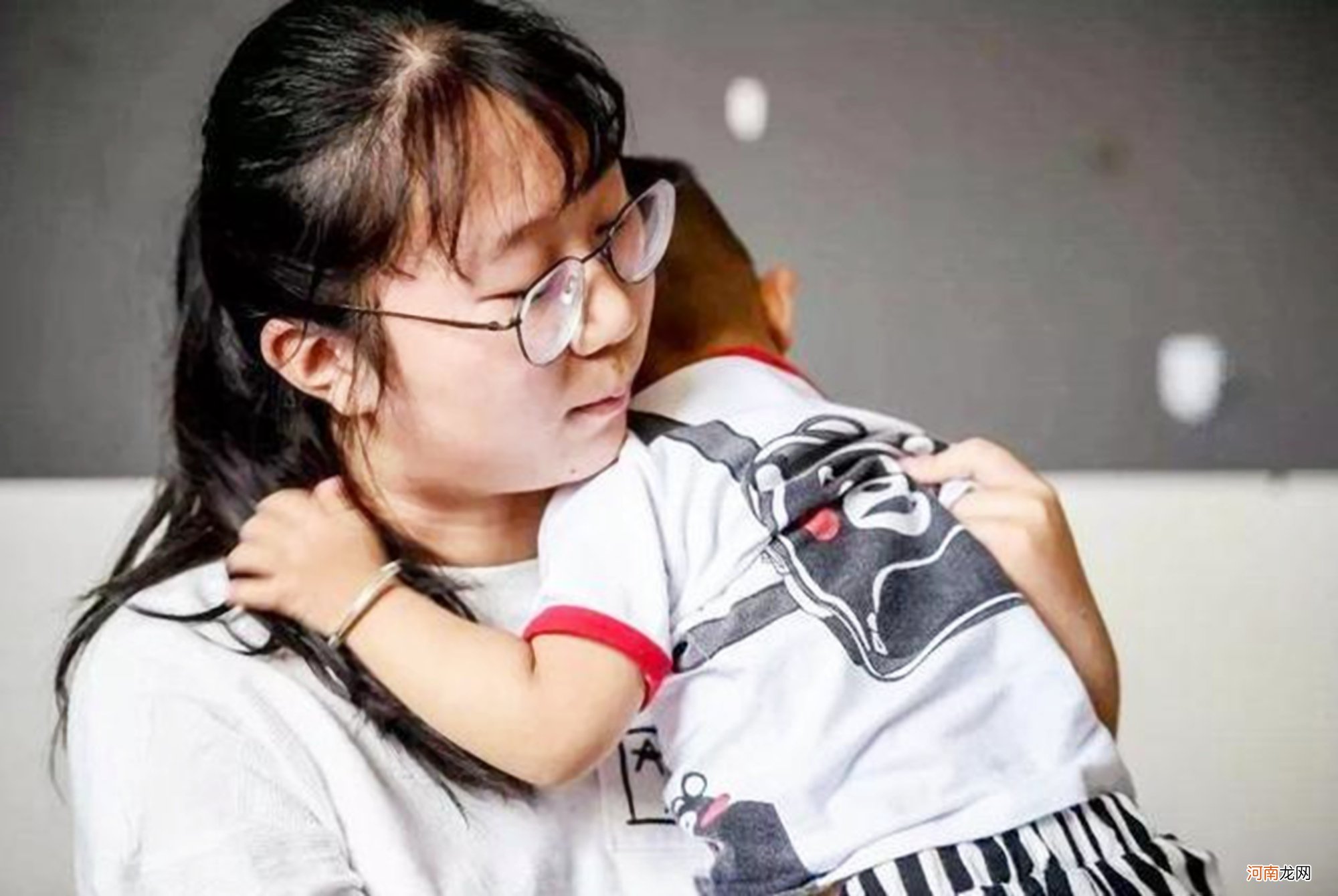 为啥孩子越大越粘人，“求抱抱”背后的原因，让妈妈不忍拒绝