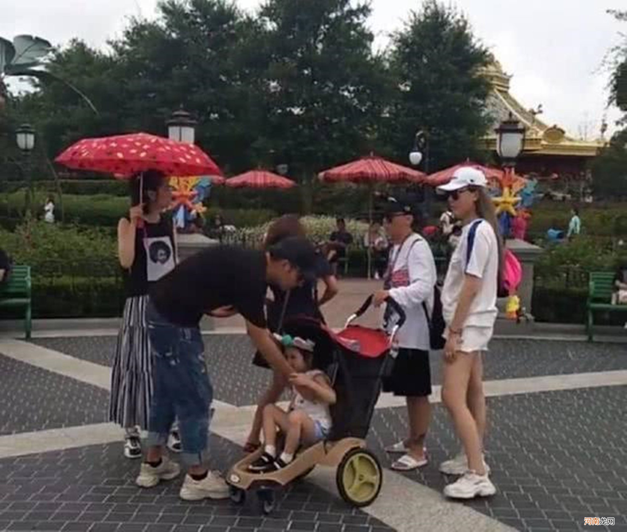 为啥孩子越大越粘人，“求抱抱”背后的原因，让妈妈不忍拒绝