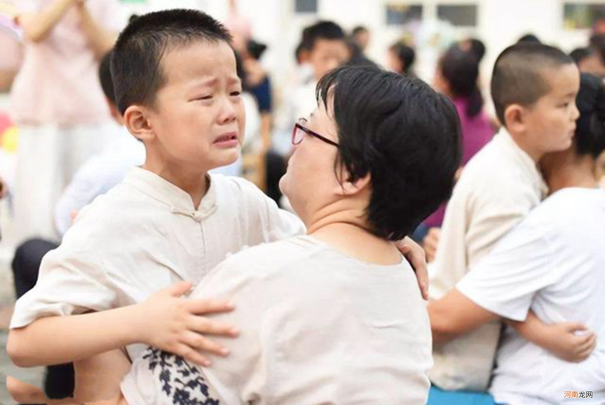 为啥孩子越大越粘人，“求抱抱”背后的原因，让妈妈不忍拒绝