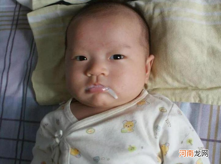 婴儿的“奶后”表情有多可爱？与“奶前”两副面孔，是喝醉了吗？