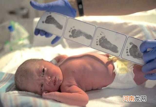 为什么宝宝刚出生时，留的是脚印，而不是手印？
