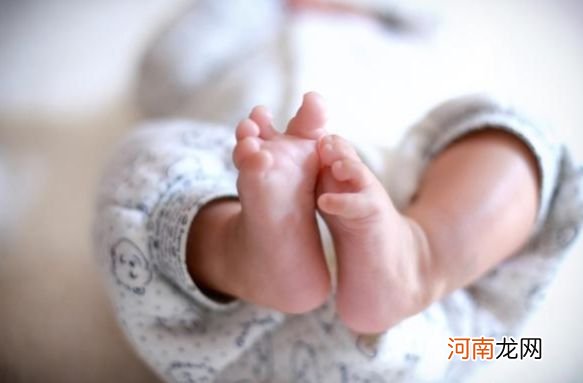 为什么宝宝刚出生时，留的是脚印，而不是手印？