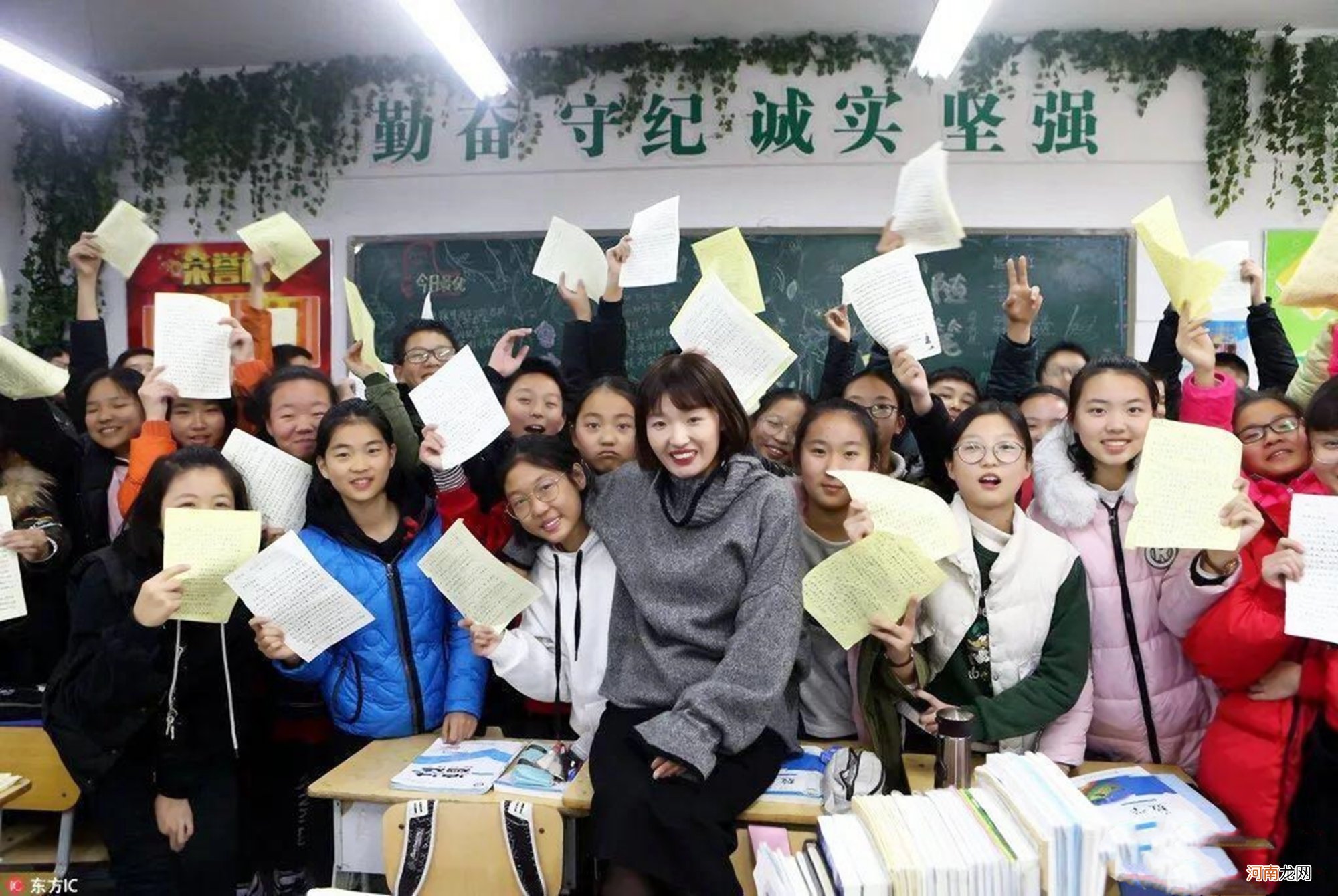 学生把检讨书写成藏头诗,看着态度诚恳,老师:你当我看不出来?