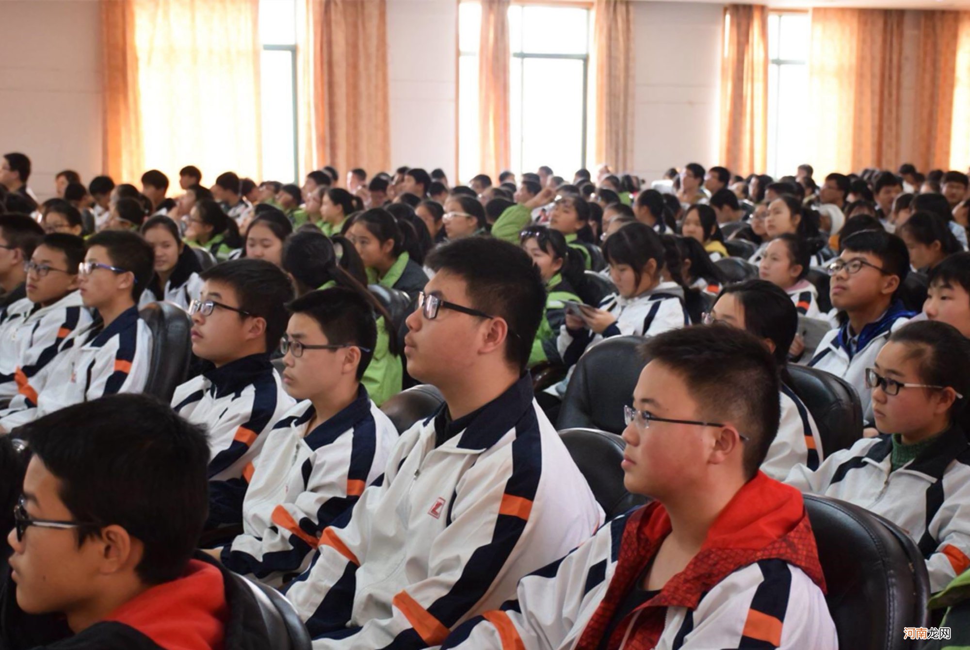 学生把检讨书写成藏头诗,看着态度诚恳,老师:你当我看不出来?