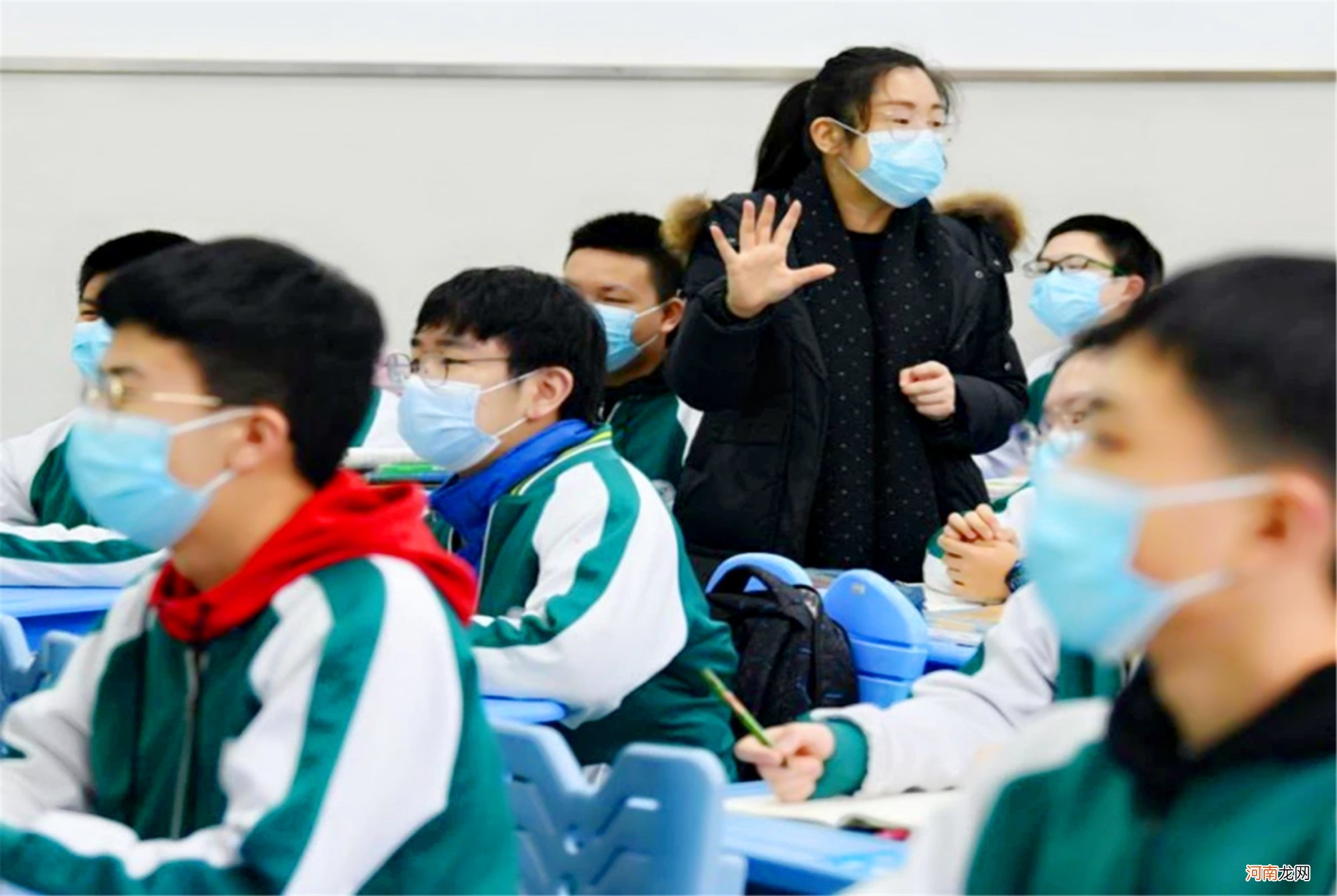 学生把检讨书写成藏头诗,看着态度诚恳,老师:你当我看不出来?