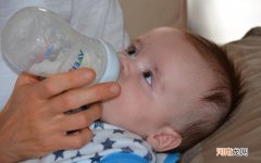 宝宝不爱吃奶怎么办 婴儿不想吃奶粉是什么原因