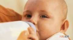 婴儿吃奶的正确姿势 婴儿躺着吃奶好吗