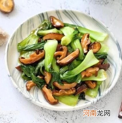 香菇和油菜这样炒，比肉都好吃，每次上桌都吃个精光！