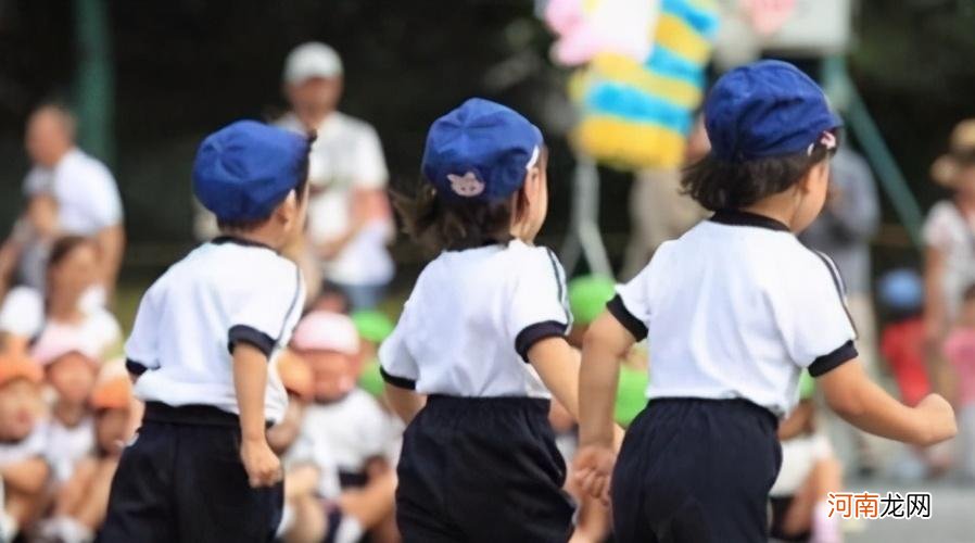 宝妈剪掉女儿衣服标签，以防幼儿园老师翻看，此做法引起家长忧虑