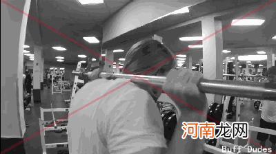 杠铃深蹲是动作之王，更是犯错之王，避开这几个错误让大腿更强壮