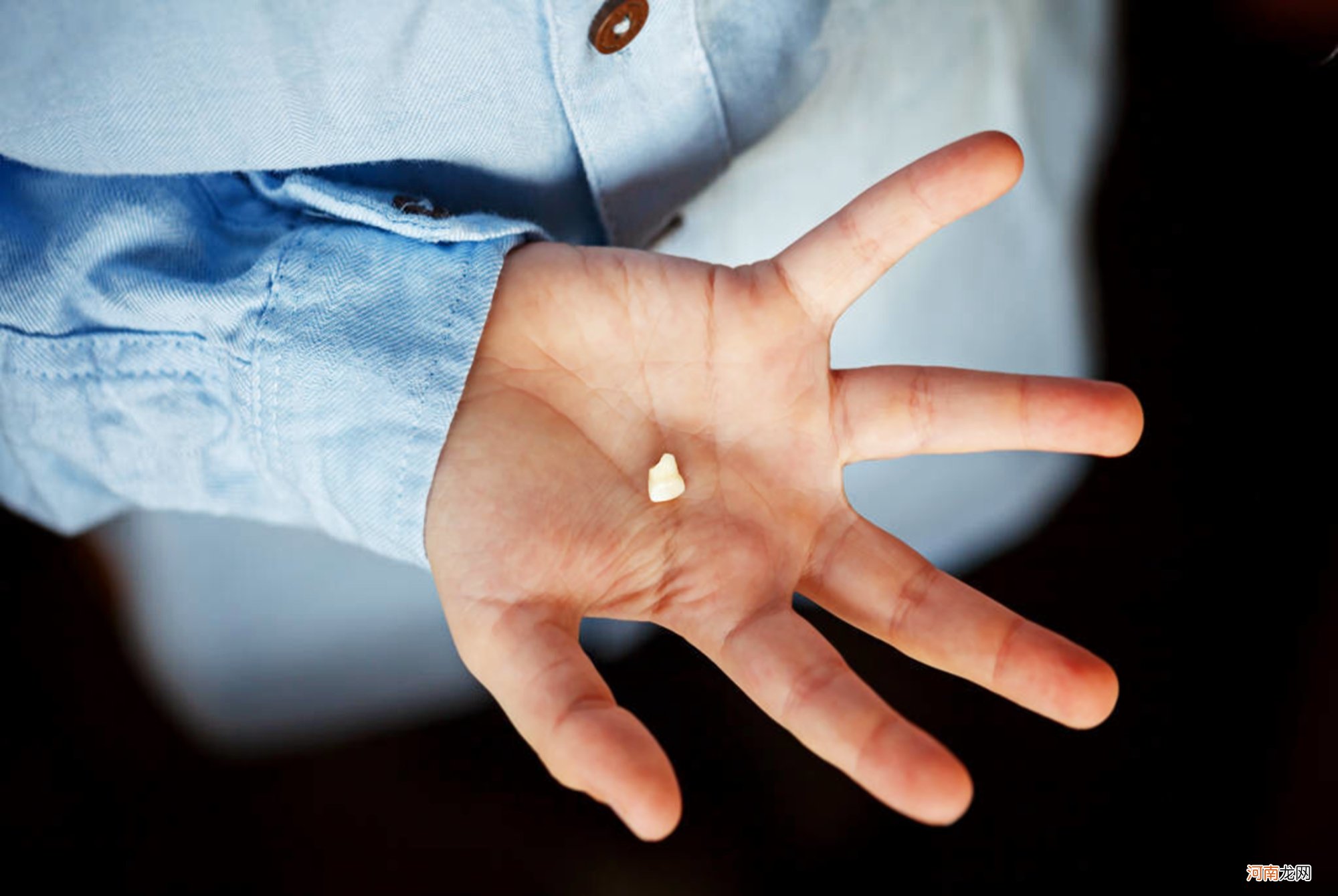 “上牙埋土里，下牙扔房顶”老一辈说辞有道理吗？正确处置是这样