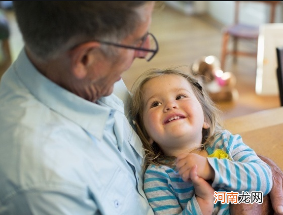 老人带娃不容易,遇到带娃不做这6件事的老人,宝妈要心存感激