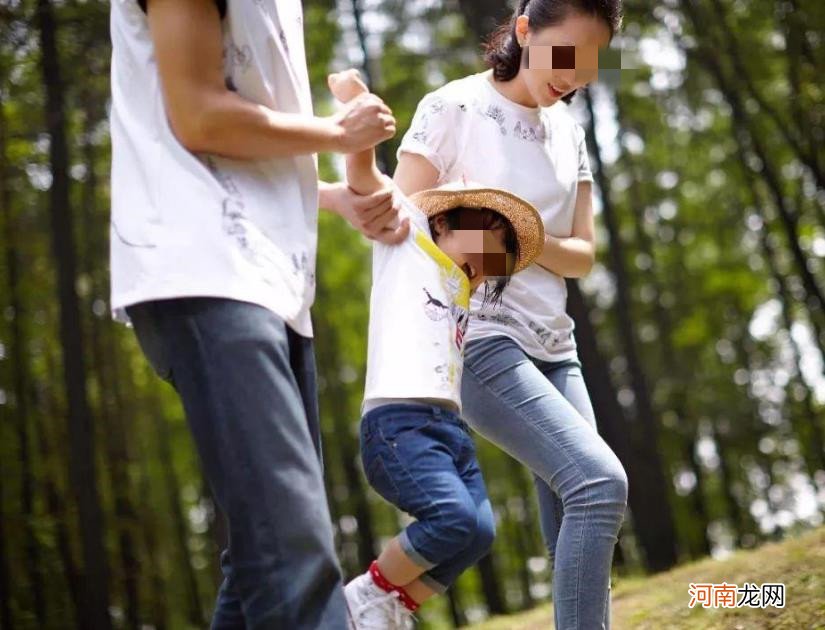 家长陪孩子坐小火车的细节,暴露家庭相处模式?网友:不然咋坐?