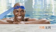 为什么国际游泳赛事中很少见到黑人？