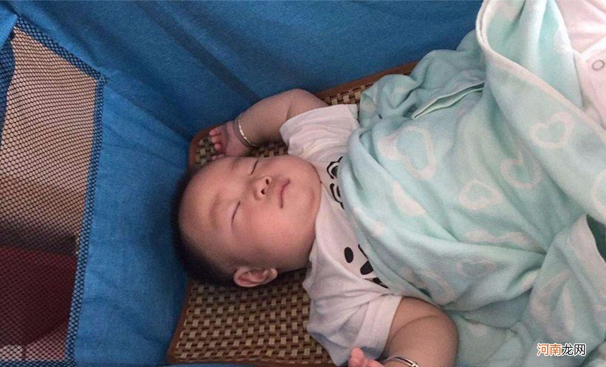 宝宝睡觉总踢被子不一定是热，还有其他“苦衷”，很多妈妈却不知道