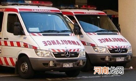 国外救护车上的AMBULANCE为什么反着写？