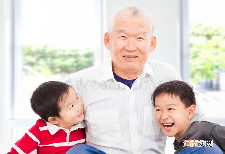 老人对亲孙和外孙能一视同仁吗？65岁大爷的话，让人明白了亲疏远近