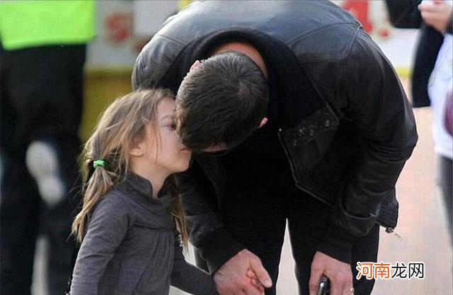 爸爸：“女儿，我需要和你保持安全距离！”