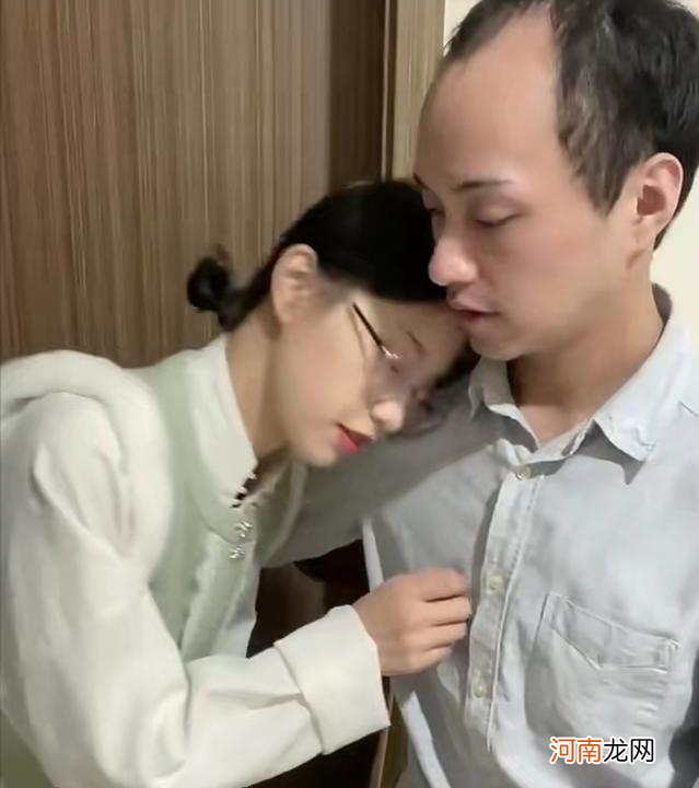 爸爸：“女儿，我需要和你保持安全距离！”