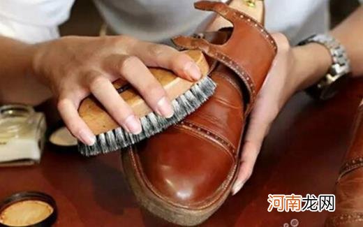?皮鞋霉点处理方法 皮鞋的日常保养