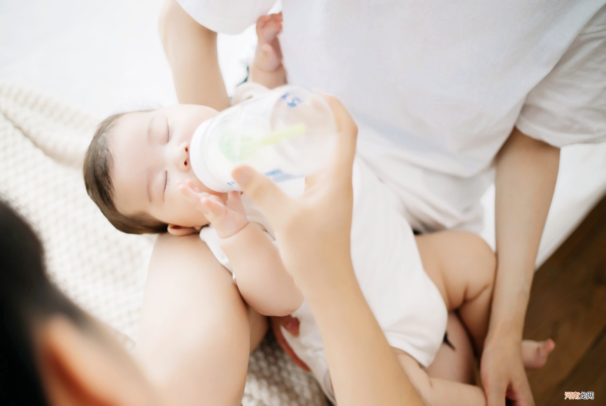 宝宝常用的奶瓶有多脏，显微镜下都是细菌的温床，你还给宝宝用吗